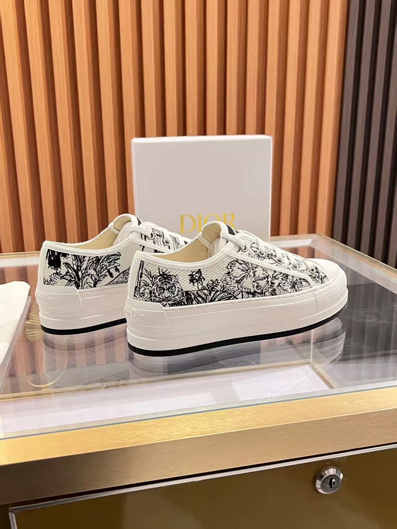 👟👟Ex-factory price 520👟👟 Walk‘n’Dior embroidered mid-top casual shoes are new in 2025. On the fashion stage, Dior embroidered shoes are the well-deserved protagonist. Delicate stitching is used on the upper, every stitch is devoted to the craftsman's efforts, and every thread is woven with artistic poetry. From complex floral patterns to smart geometric textures, embroidery is like the magic that gives shoes life, allowing them to show dynamic beauty even in static conditions.   Wearing Dior embroidered shoes feels like stepping into a dream world full of art. It is not only a pair of shoes, but also a walking piece of art that perfectly integrates fashion and culture. Whether you are strolling on the bustling city streets or attending important social occasions, Dior embroidered shoes can add unique charm to your style and become the focus of everyone's attention.   Choosing Dior embroidered shoes means choosing a persistent pursuit of quality and a unique understanding of fashion. Let it accompany you through every wonderful moment and leave your own fashion mark.  Material: Sheepskin lining, feet, silk cowhide, size 35-41, heel height 5cm